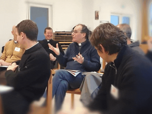 La force du collectif, un travail en groupe de prêtres et/ou laïcs